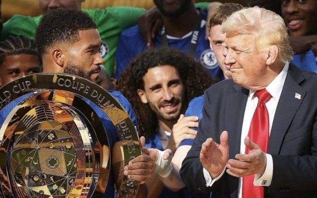 Donald Trump observa jogadores do Chelsea durante a comemoração da conquista do Mundial. Reprodução: IG