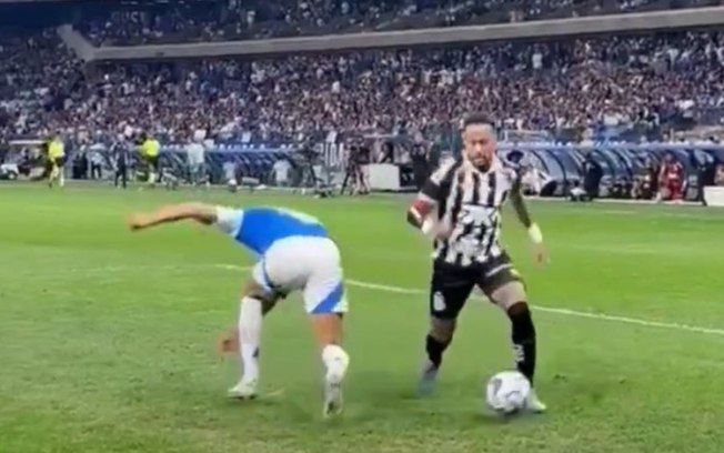 Neymar dribla Fabrício Bruno com agilidade, deixando a web animada. Reprodução: Footure