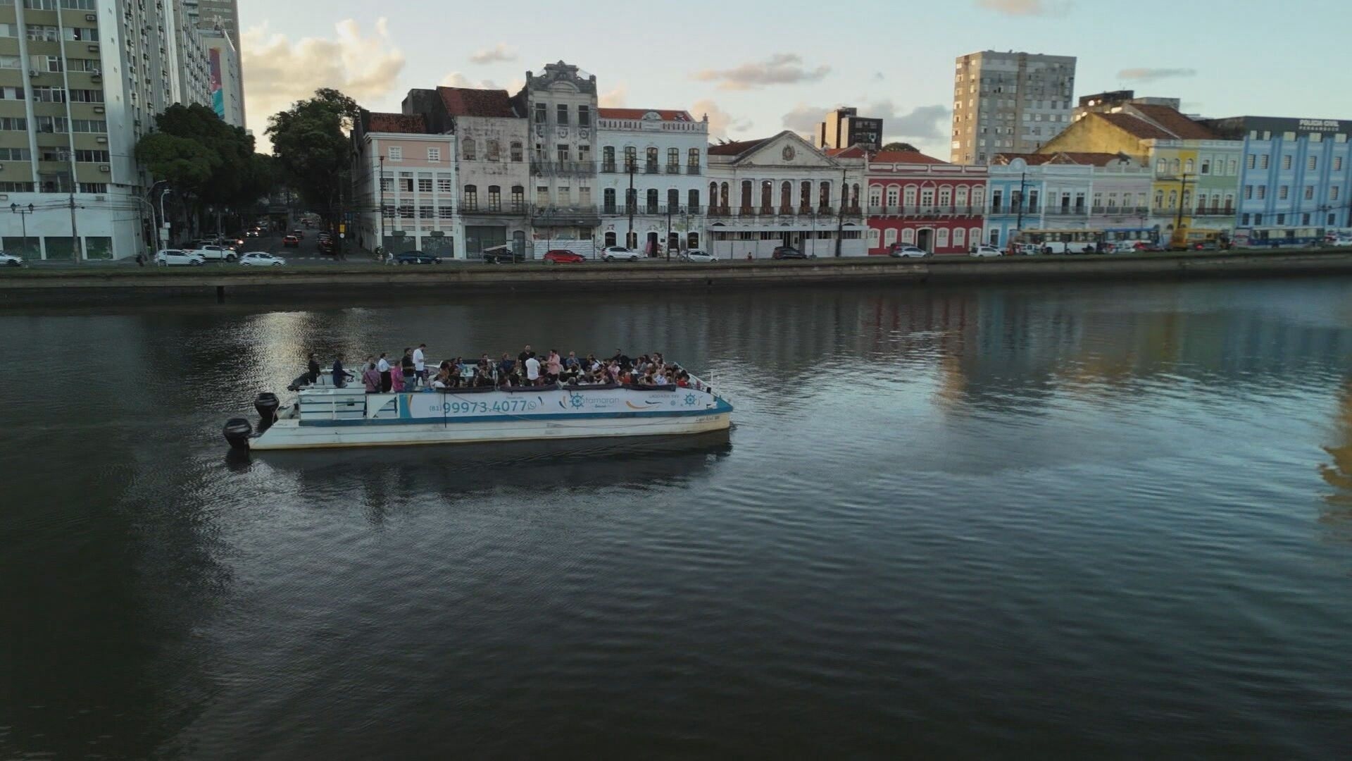 Debate flutuante discute comunicação sustentável e cidades inteligentes a bordo de catamarã no Rio Capibaribe. Legenda da imagem. Reprodução: Retorno do item 11