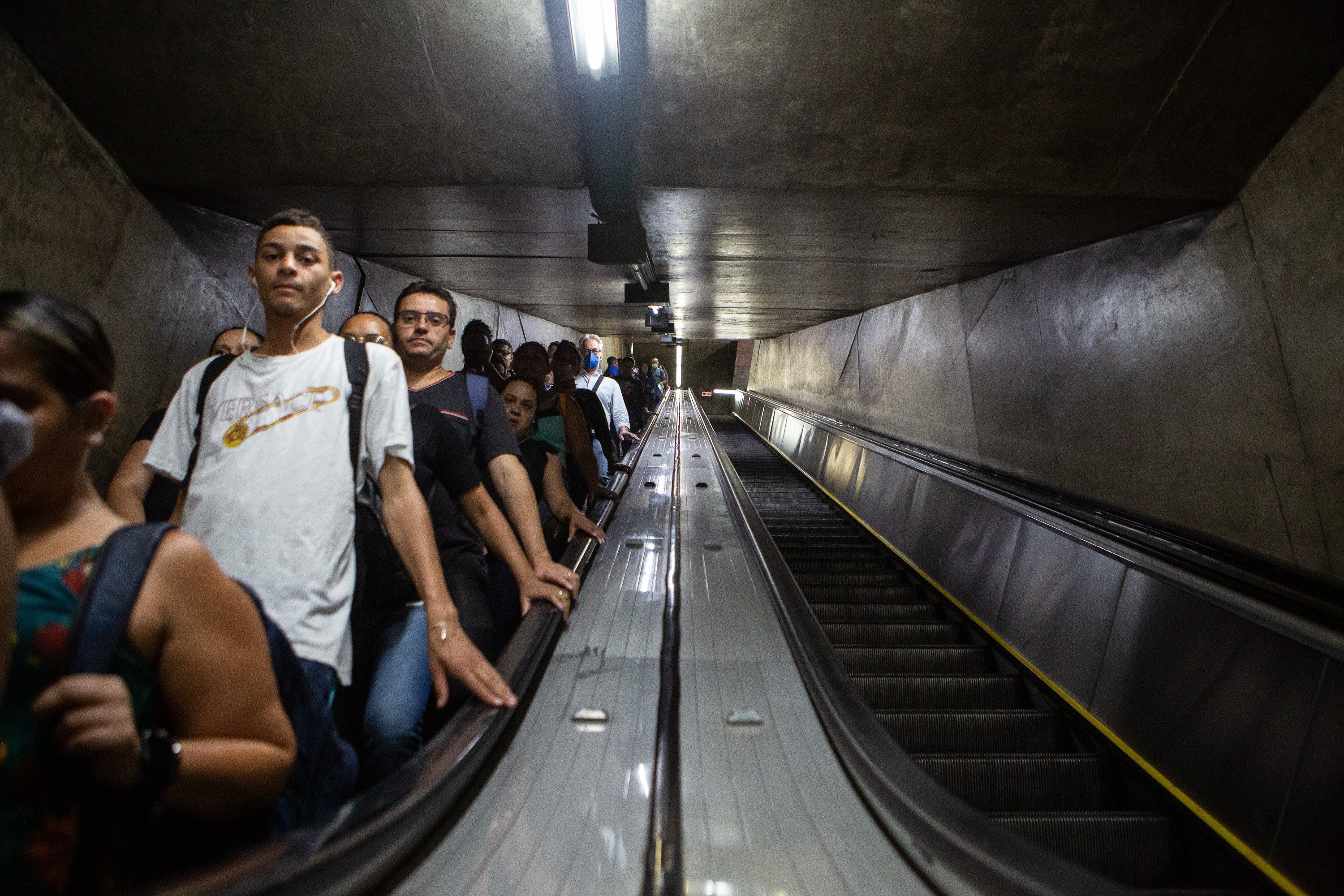 Escadas do metrô em foco na discussão sobre funcionamento aos fins de semana.. Reprodução: G1