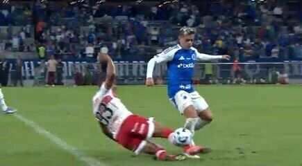 Pottker recebeu cartão amarelo após entrada dura em Fagner, que sofreu fratura e será desfalque.; Reprodução: Globo