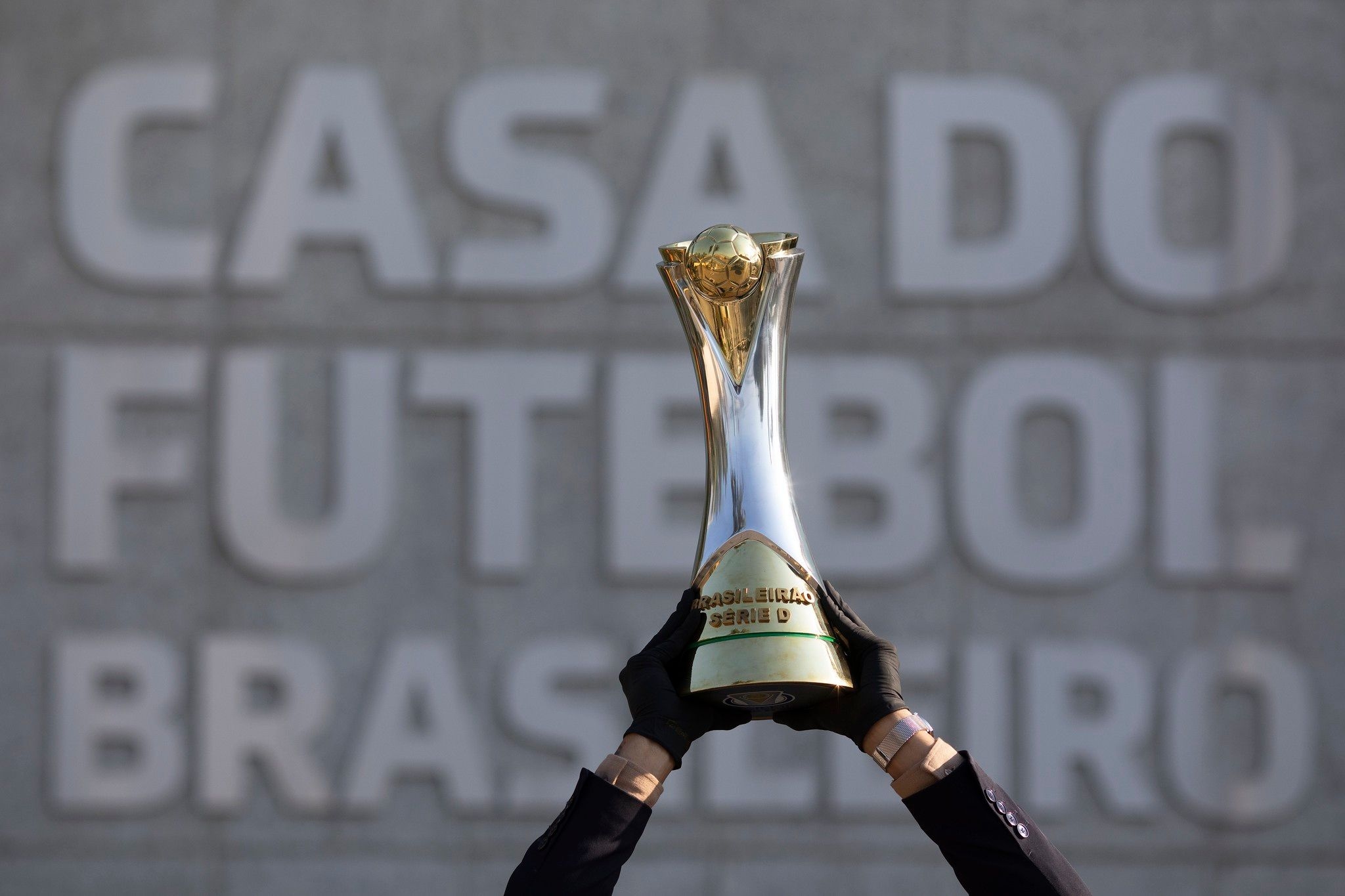 Competições de futebol adiadas para 19 e 20 de abril devido a laudos técnicos pendentes. Reprodução: Globo