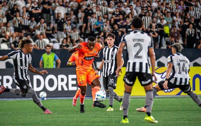 [Botafogo é surpreendido pelo Barcelona durante a pré-Libertadores.]. Reprodução: Esporte