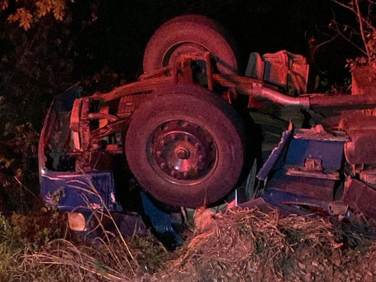 Caminhão tombado na MGC-122 deixa motorista preso às ferragens em acidente. Reprodução: Globo