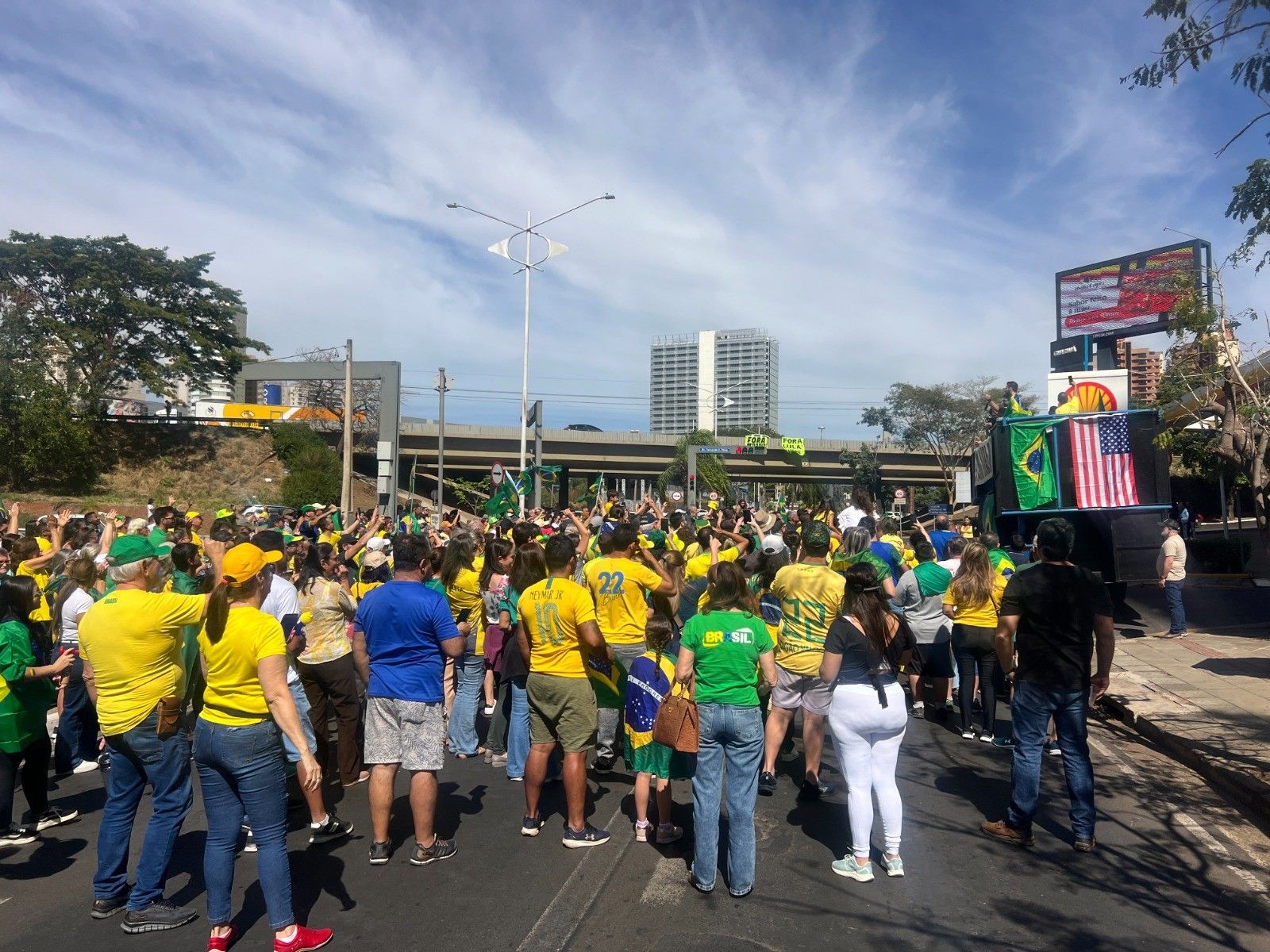 Manifestantes protestam contra o governo Lula em São José do Rio Preto, pedindo apoio a Bolsonaro. Legenda da imagem. Reprodução: TV TEM