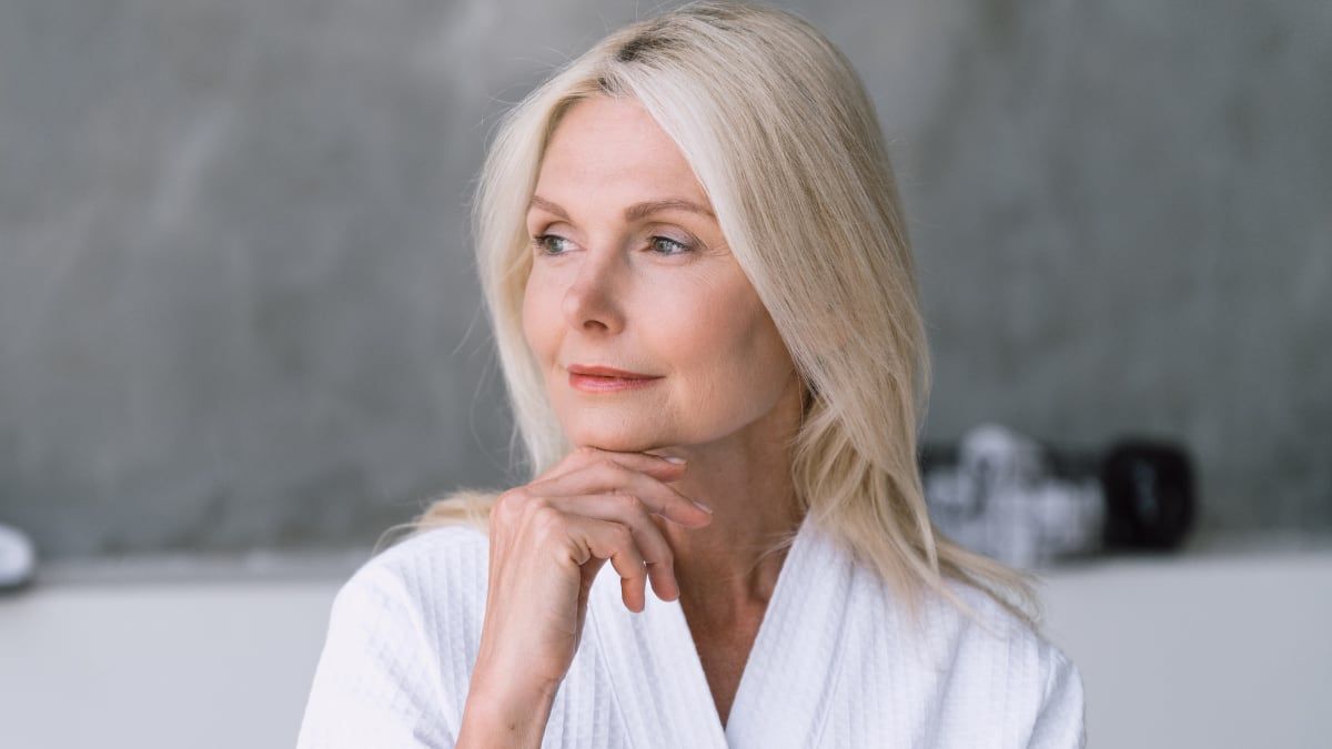 Dra. Paula Fabero explica como adaptar a rotina de limpeza facial para peles a partir dos 50 anos. Reprodução: El País