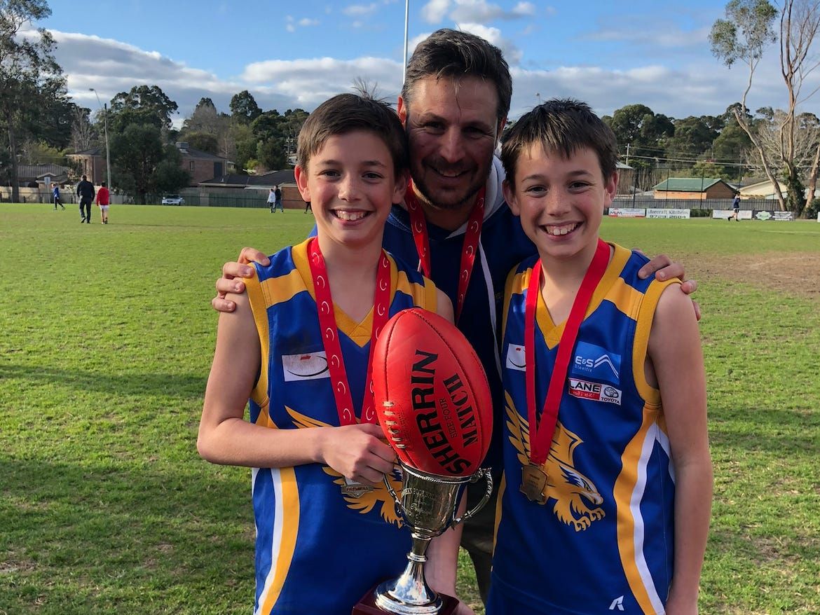 Os gêmeos do autor superam desafios e rivalidades, apoiando-se mutuamente na vida e esporte. Legenda da imagem. Reprodução: Business Insider