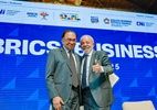 Lula cumprimenta o primeiro-ministro da Malásia durante a abertura do Fórum Empresarial do Brics. Reprodução: UOL