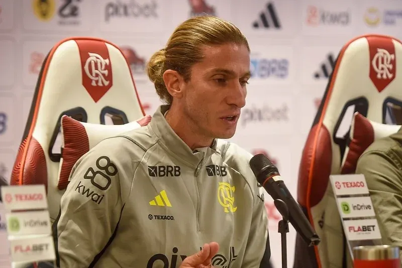 Danilo elogia atitude de Filipe Luís nos treinos