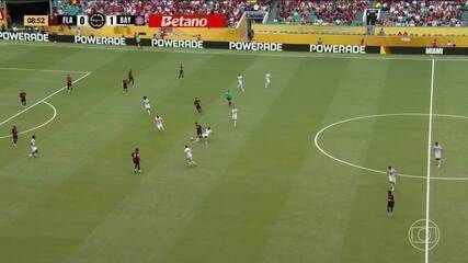 Filipe Luís orienta jogadores do Flamengo durante partida contra o Bayern de Munique. Reprodução: Globo