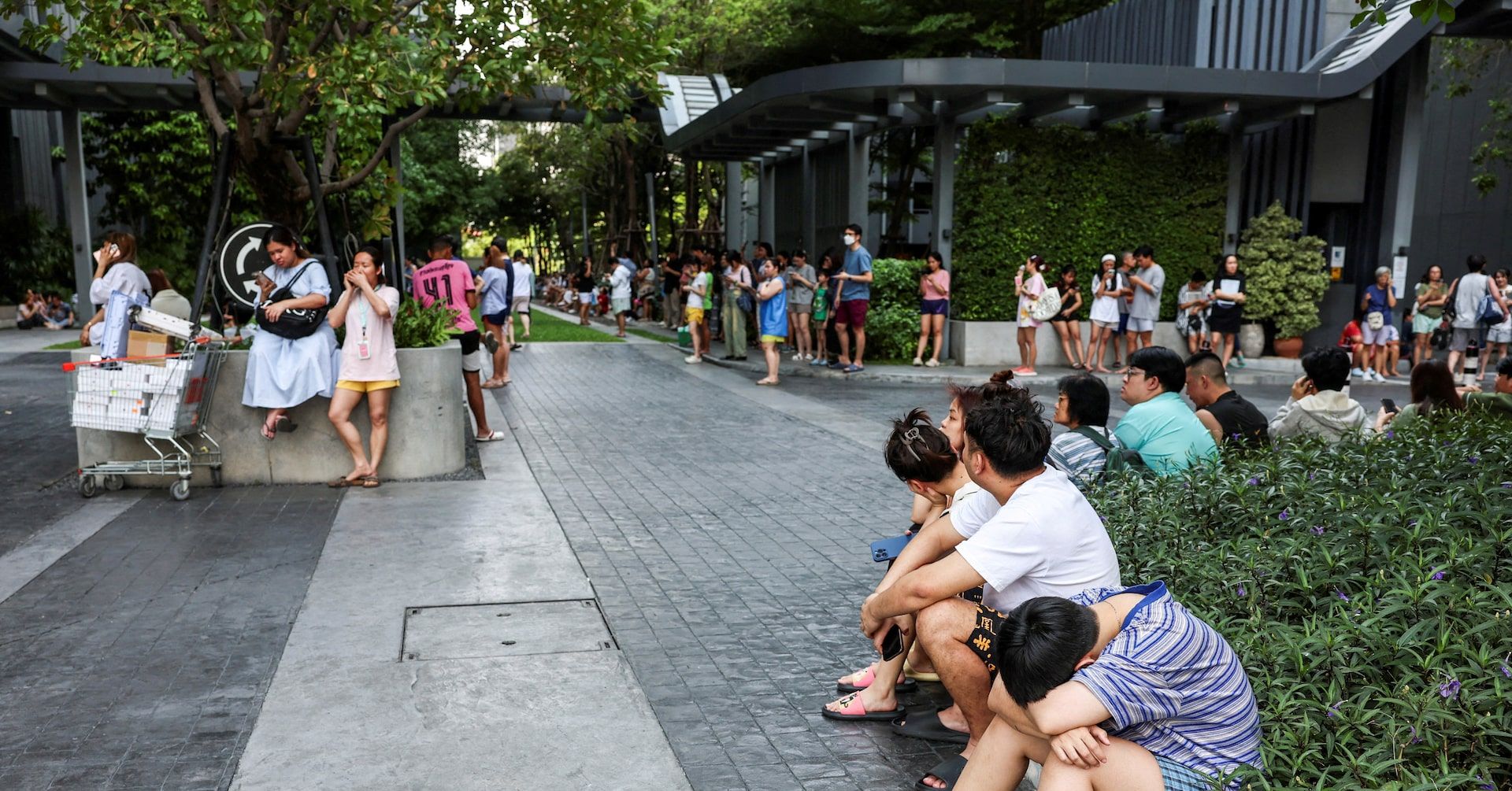 Terremoto Devastador Em Mianmar Leva Caos a Bangkok