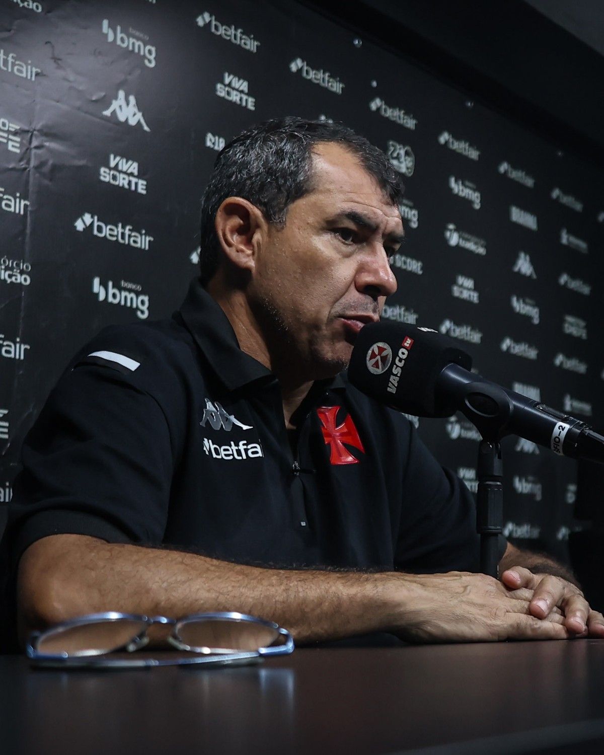Jogadores demonstram apoio ao treinador após semanas de pressão no Vasco. Reprodução: Globo