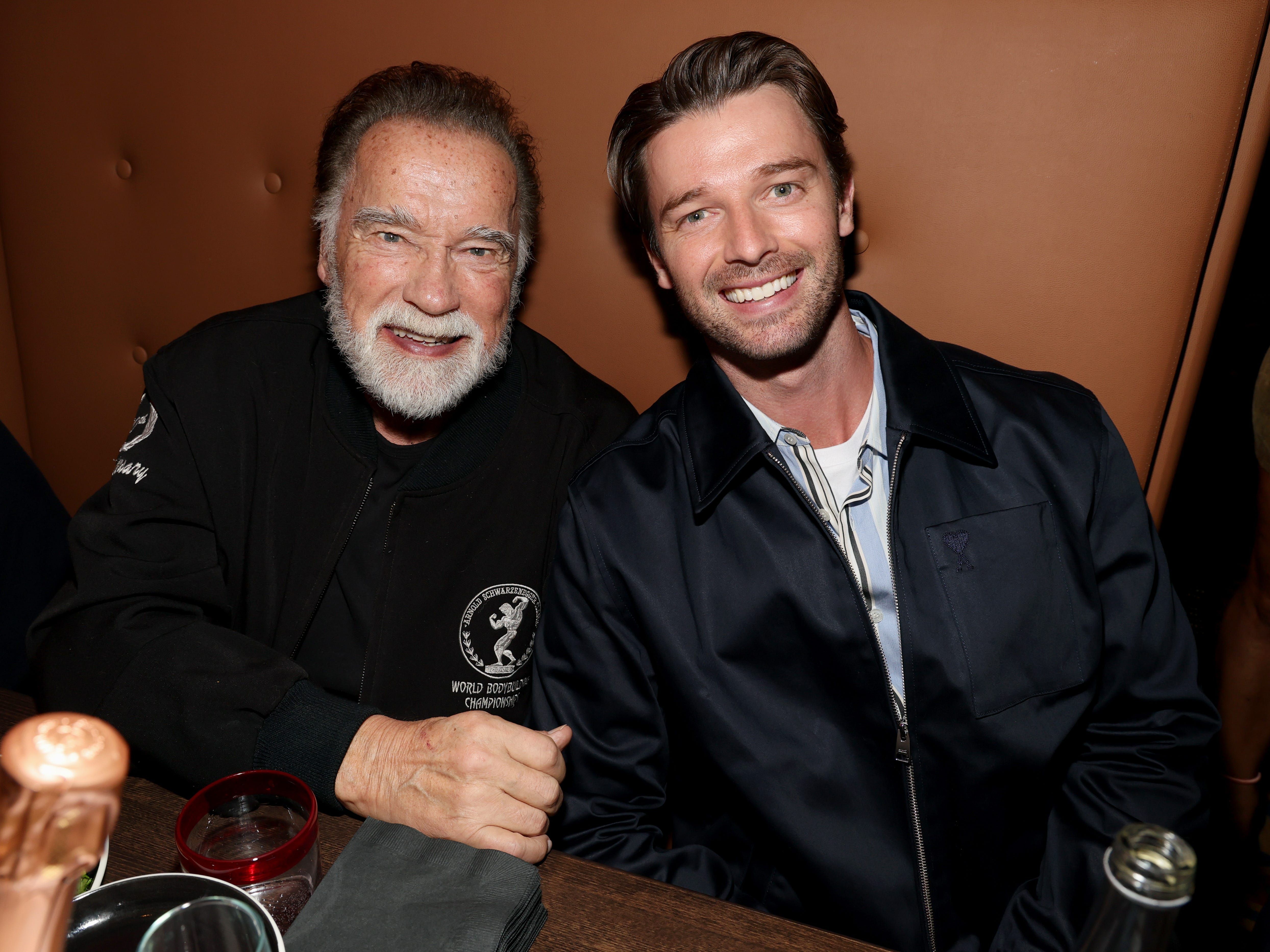 Arnold Schwarzenegger expressa orgulho pelo sucesso de seu filho Patrick na série 'The White Lotus'. Reprodução: Business Insider