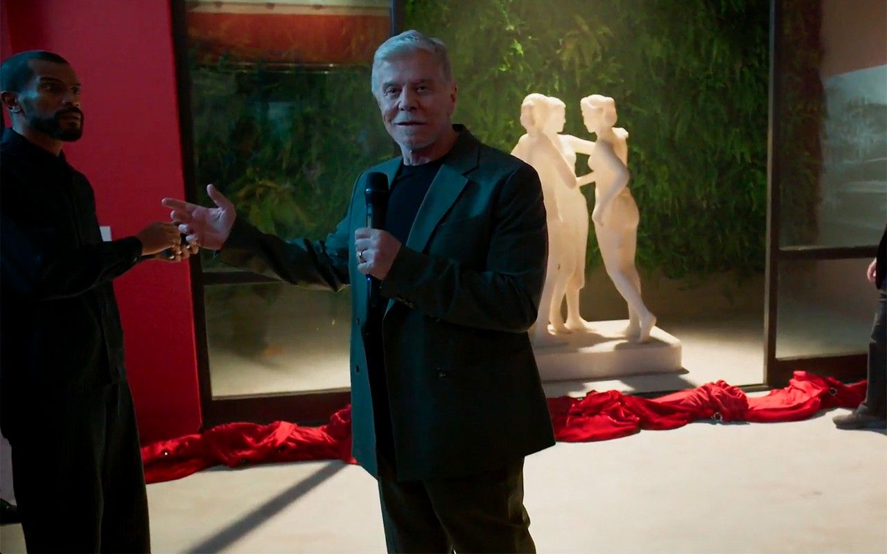 Kasper revela as Três Graças na exposição de Bagdá. Reprodução: Gshow