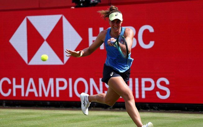 Bia Haddad comemora vitória sobre Rebecca Sramkova na estreia de Wimbledon. Reprodução: Esporte iG