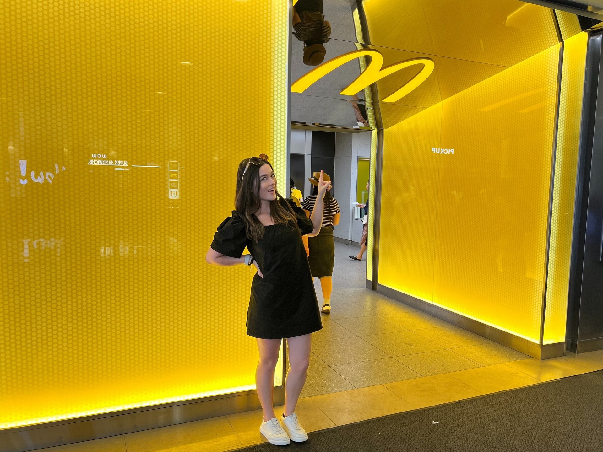 Faye Bradley almoça no McDonald's do Admiralty Centre, um dos mais movimentados do mundo. Reprodução: Adam Thompson