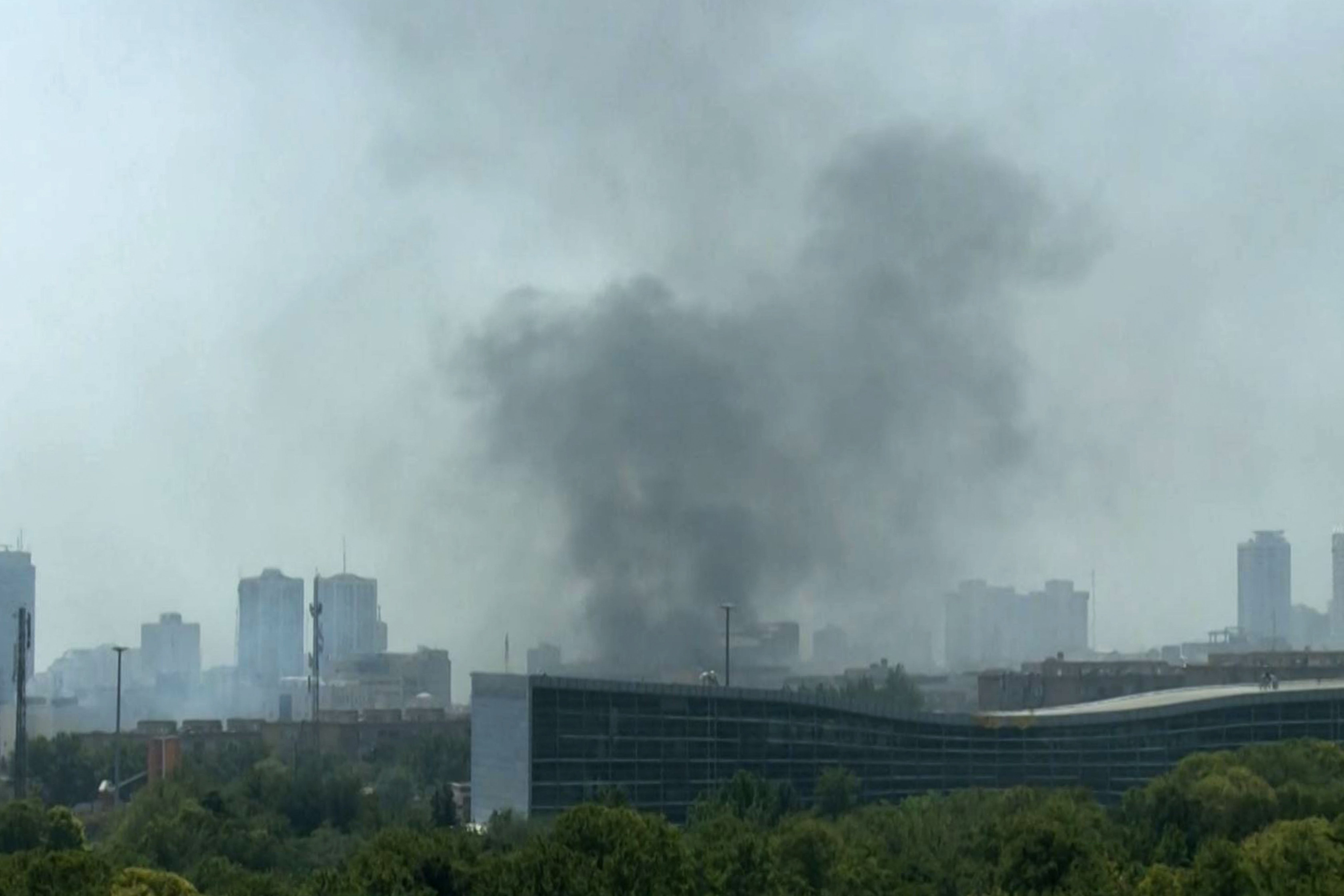Cessar-fogo entre Israel e Irã enfrenta desafios iniciais, mas busca paz duradoura. Reprodução: Globo