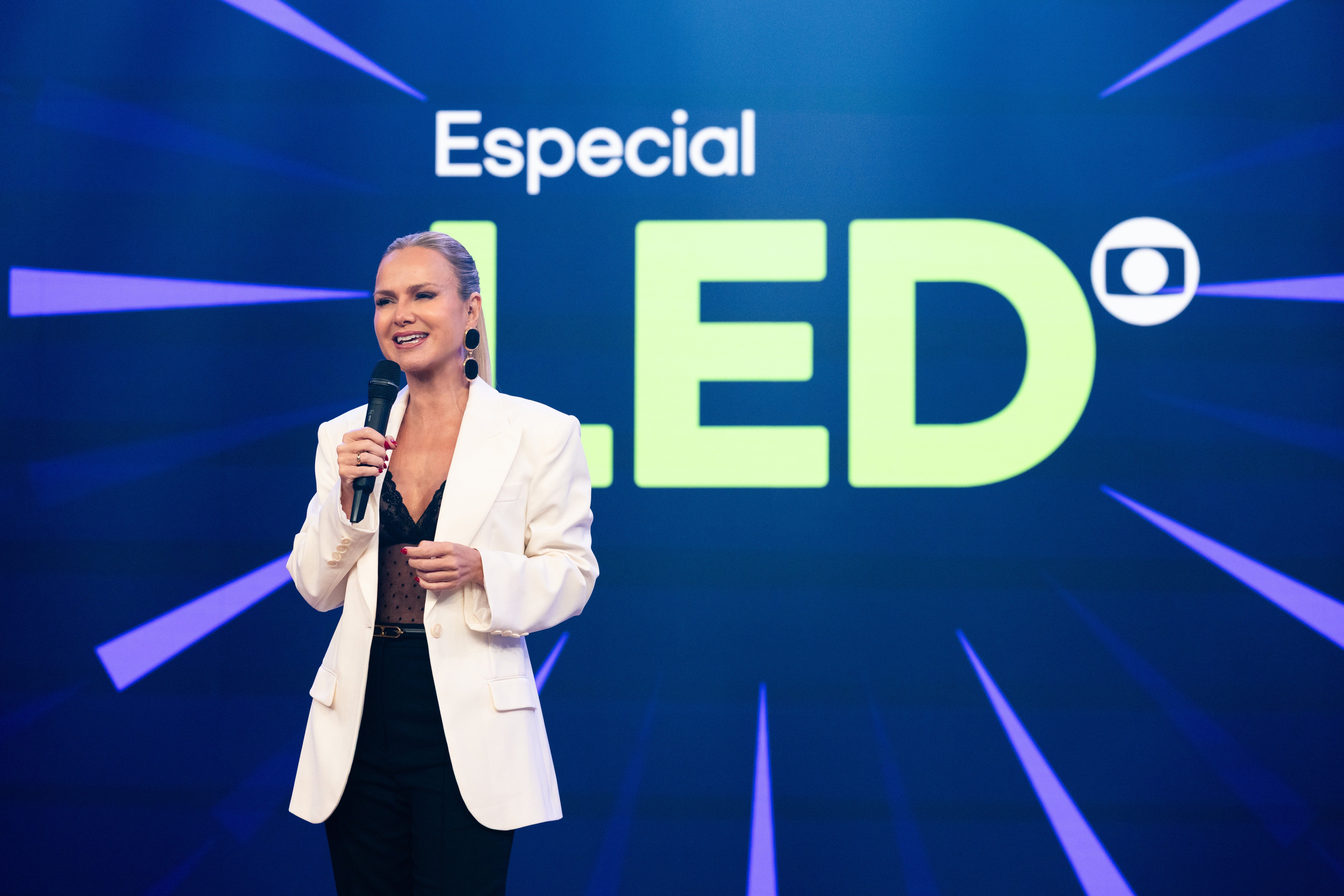Eliana se emociona ao premiar iniciativas no Especial Festival LED Globo. Reprodução: Gshow