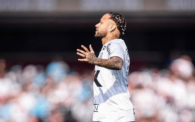 Neymar deixou o campo em lágrimas após a goleada, sendo consolado pelo técnico Fernando Diniz. Reprodução: Raul Baretta/Santos