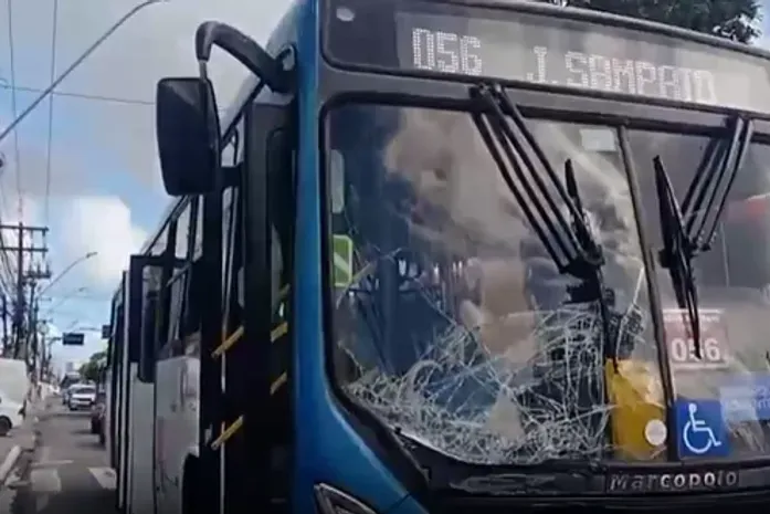 Colisão entre ambulância e ônibus deixa duas pessoas feridas em Maceió; Reprodução: Redação