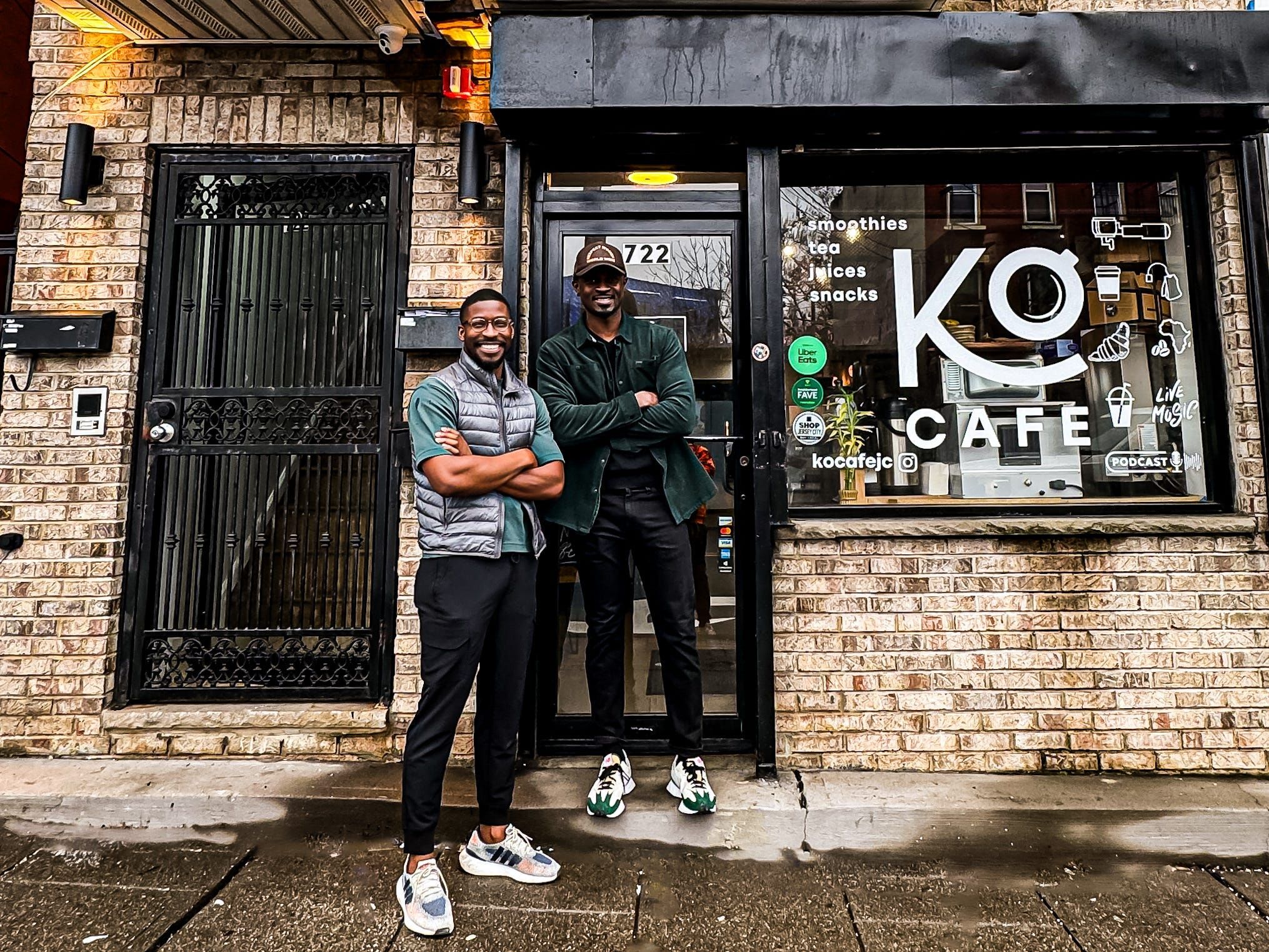 Isreal Adeyanju e Samuel Osei-Afriyie, co-proprietários do Kọ Café, compraram o edifício onde o café está localizado. Reprodução: Business Insider