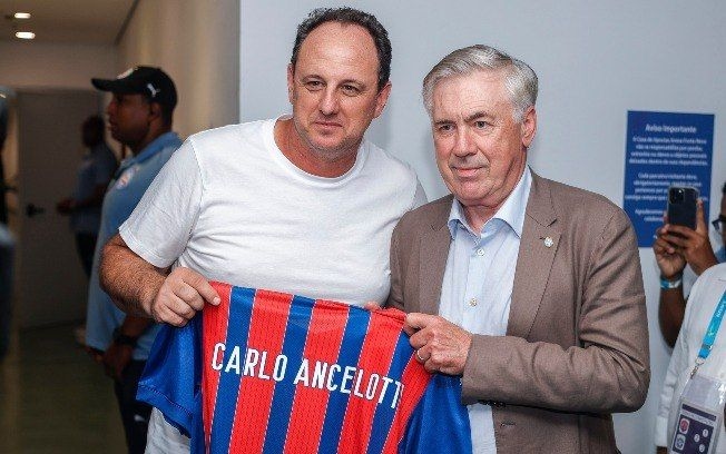 Carlo Ancelotti recebe camisa do Bahia durante visita ao Brasil.; Reprodução: iG Esporte