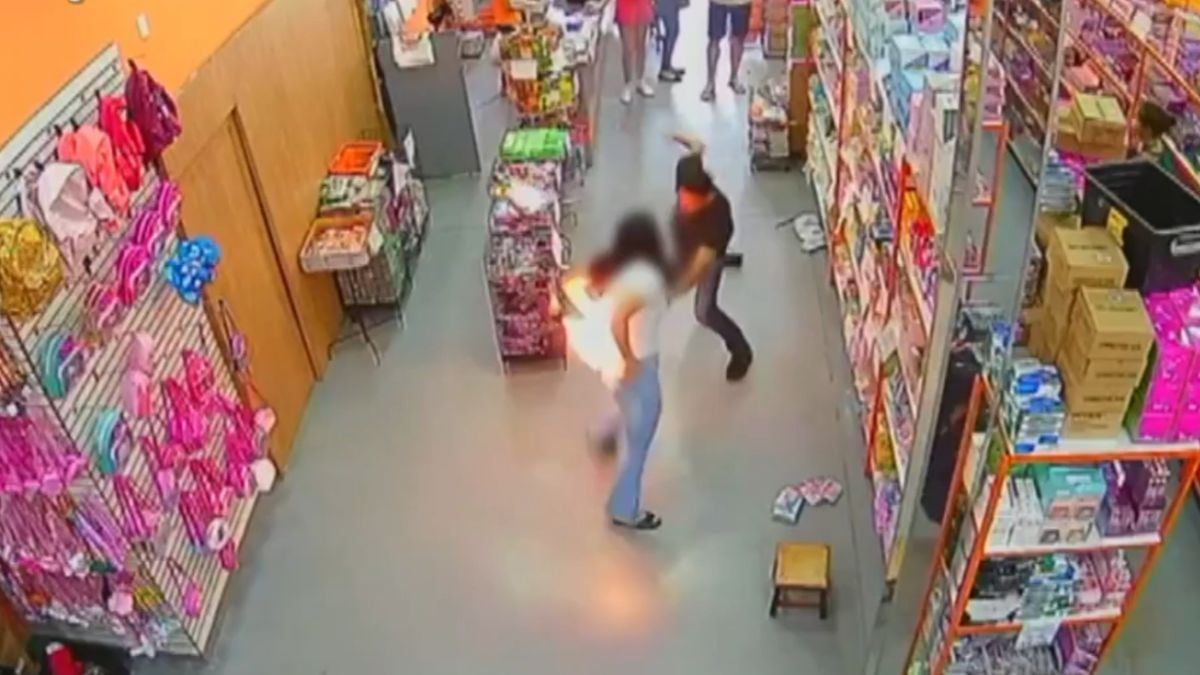 Celular explode em Anápolis e causa pânico em loja