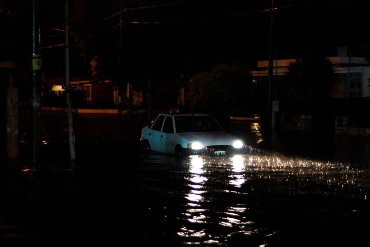 Inundações noturnas em áreas urbanas afetam a vida da população. Reprodução: Gizmodo.