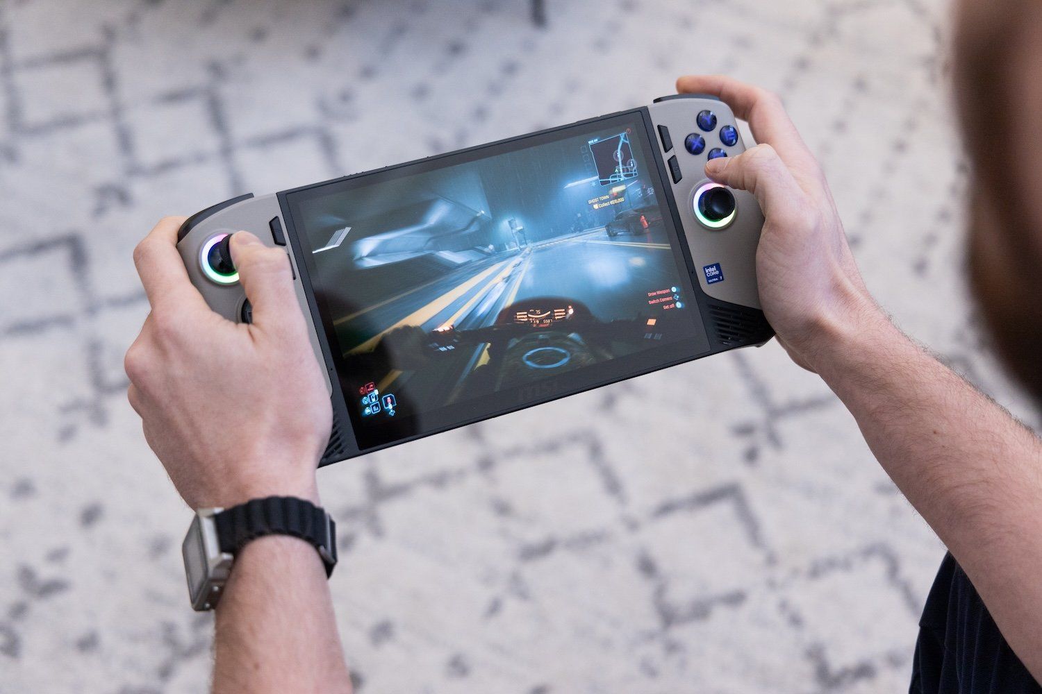 Intel apresenta o MSI Claw 8 AI+, destacando desempenho em Cyberpunk 2077. Reprodução: Gizmodo