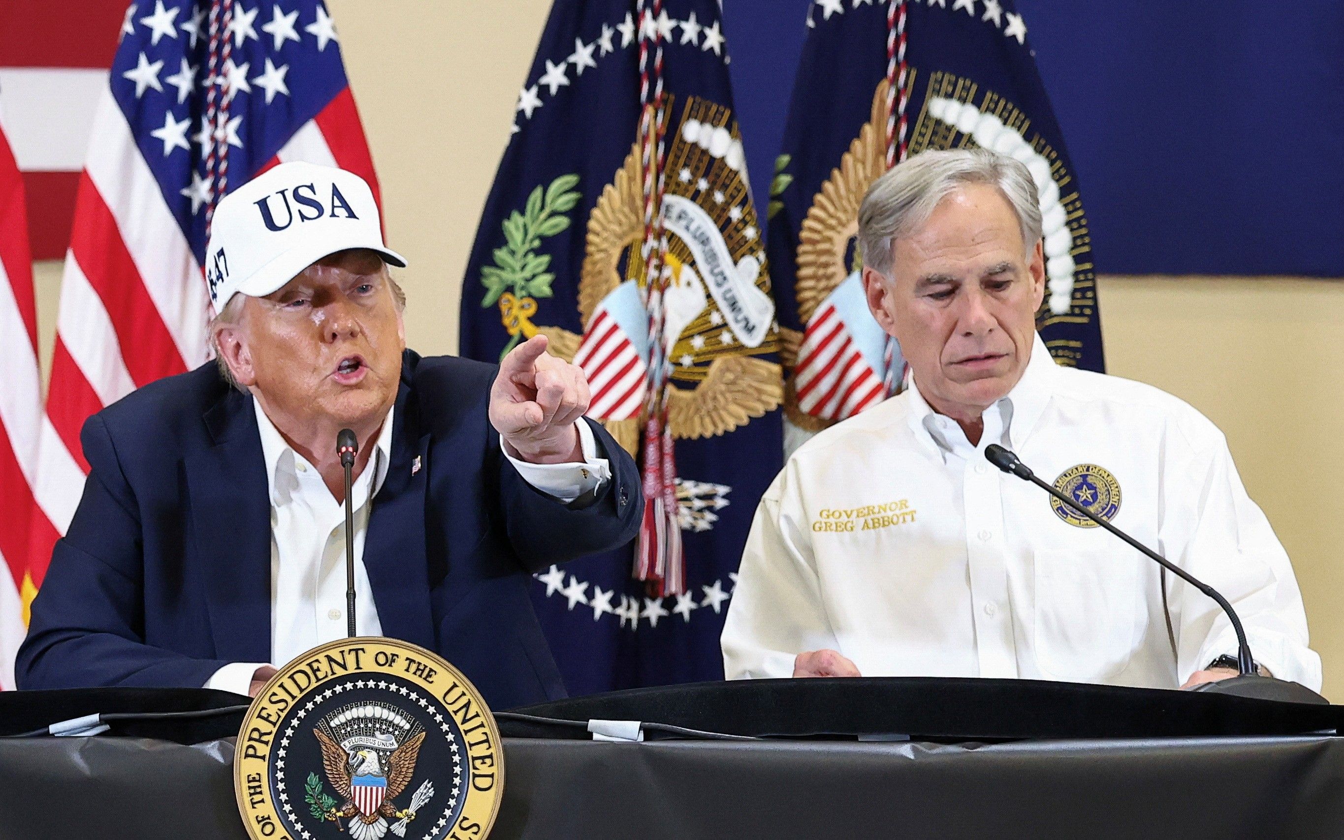 Trump e Abbott anunciam propostas de redesenho distrital no Texas em coletiva de imprensa. Reprodução: Globo