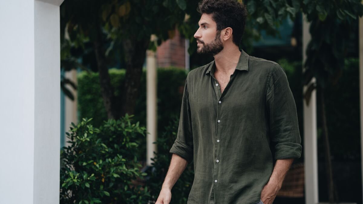 Camisas de lino: a escolha perfeita para o verão; Legenda da imagem. Reprodução: EL PAÍS
