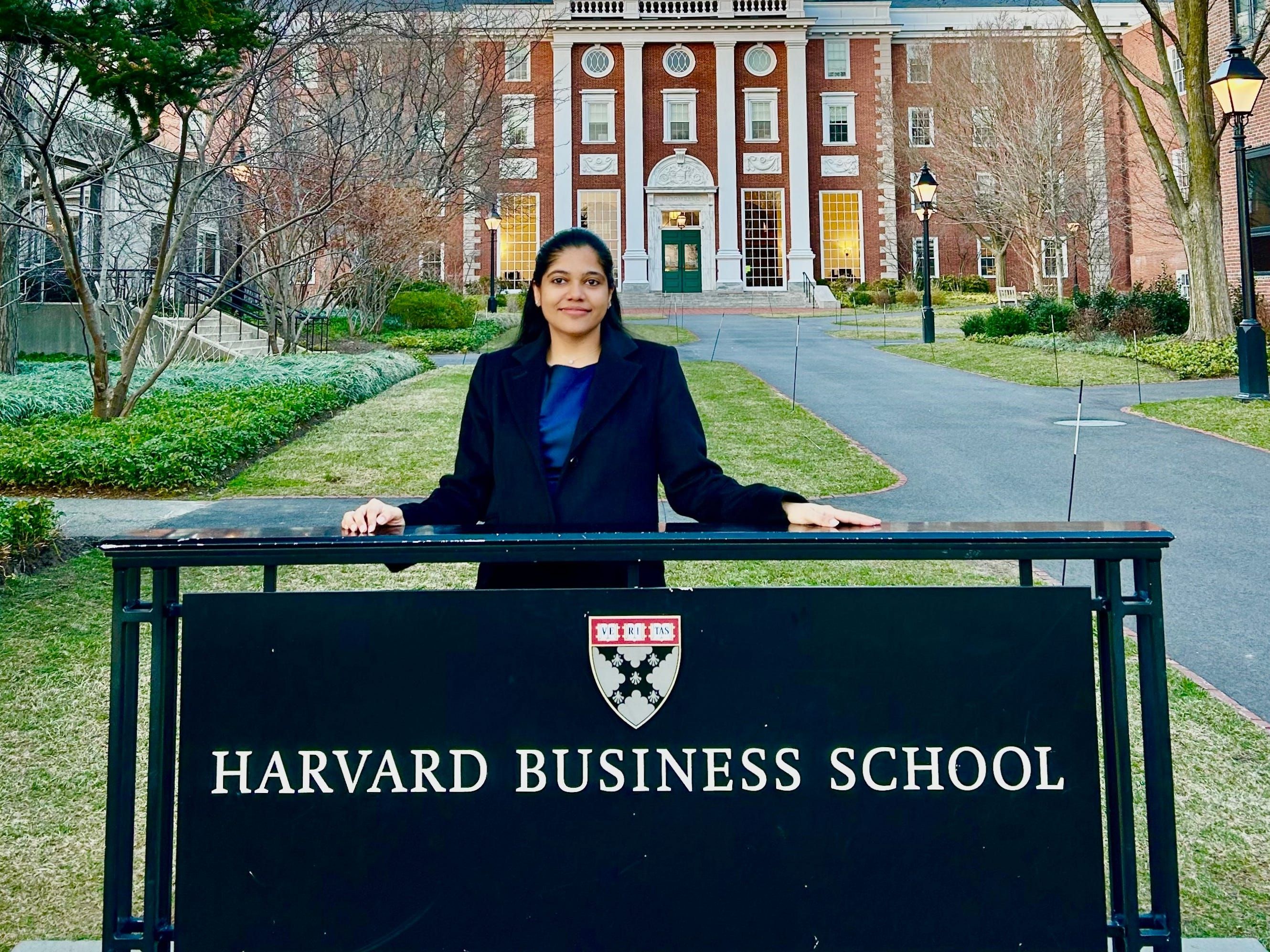 Shreya Mishra Reddy enfrenta incertezas após o bloqueio de Harvard para estudantes internacionais. Reprodução: Business Insider