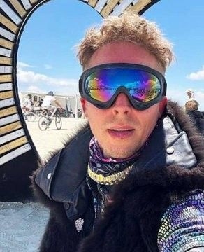 Corpo de homem encontrado deitado em poça de sangue no Burning Man, Nevada. Legenda da imagem. Reprodução: Retorno do item 11