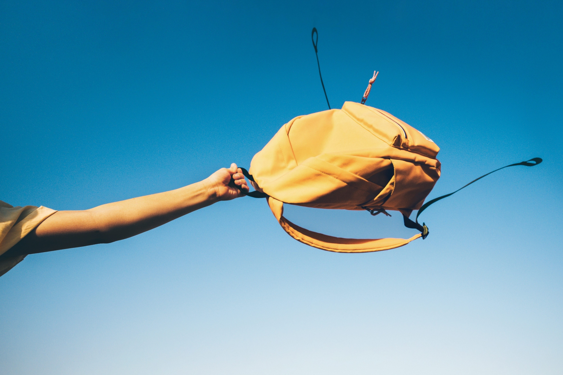 Mãe ensina a economizar no volta às aulas, priorizando o essencial e opções de segunda mão. Reprodução: Business Insider