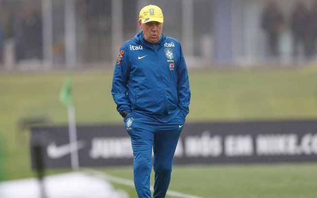 Ancelotti dirige treino da Seleção, preparando mudanças na escalação para enfrentar a Bolívia. Legenda da imagem. Reprodução: iG Esporte - Pedro Ivo Almeida