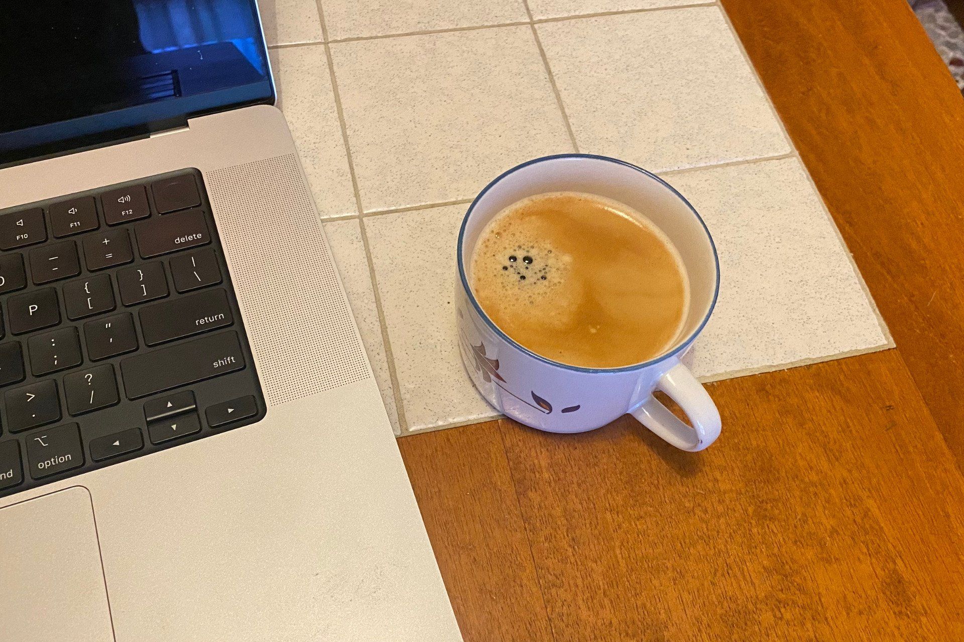 Café ao lado de laptop, reforçando a pausa para o trabalho. Reprodução: Gizmodo