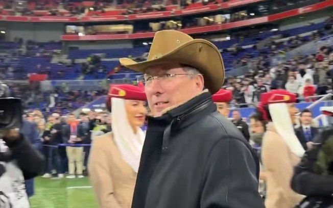 Jhon Textor interage com torcedores argentinos durante jogo do Lyon. Legenda da imagem. Reprodução: iG Esporte