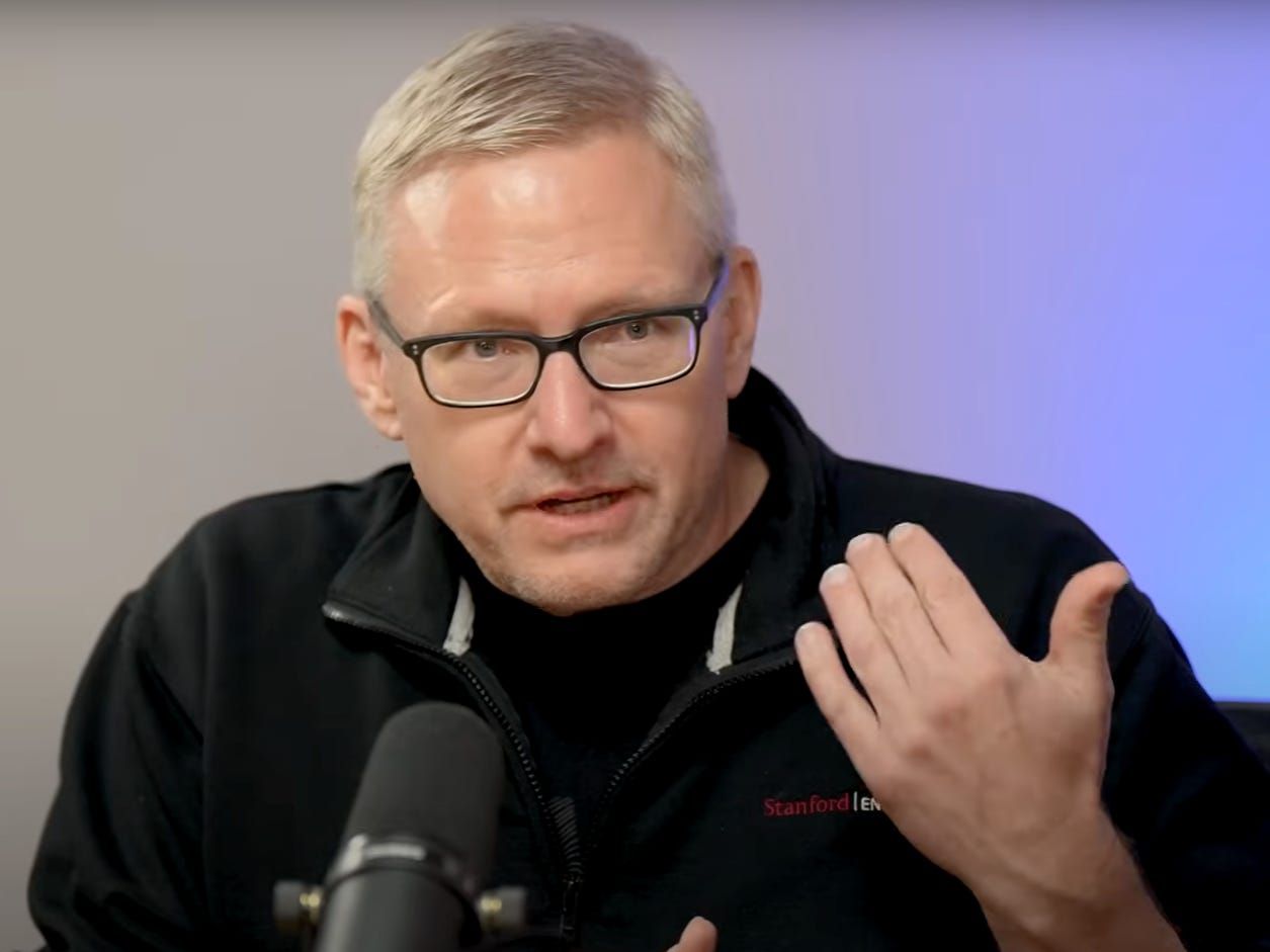 Guido Appenzeller discute o uso do termo 'agentes de IA' para valorização de startups. Reprodução: Business Insider