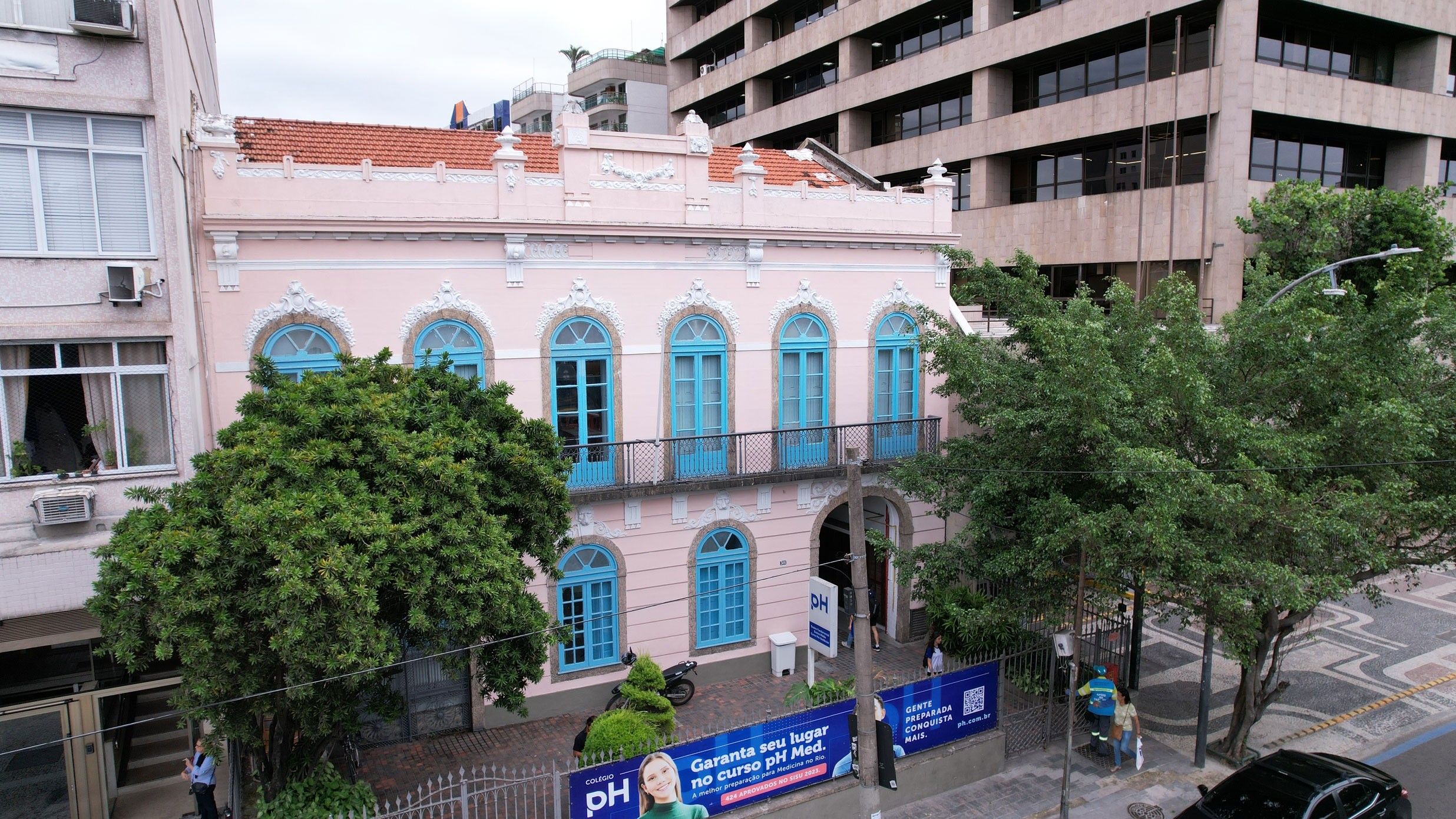 Colégio pH, em Botafogo, onde aluno foi expulso por ofensas racistas durante disputa escolar. Legenda da imagem. Reprodução: G1 Rio