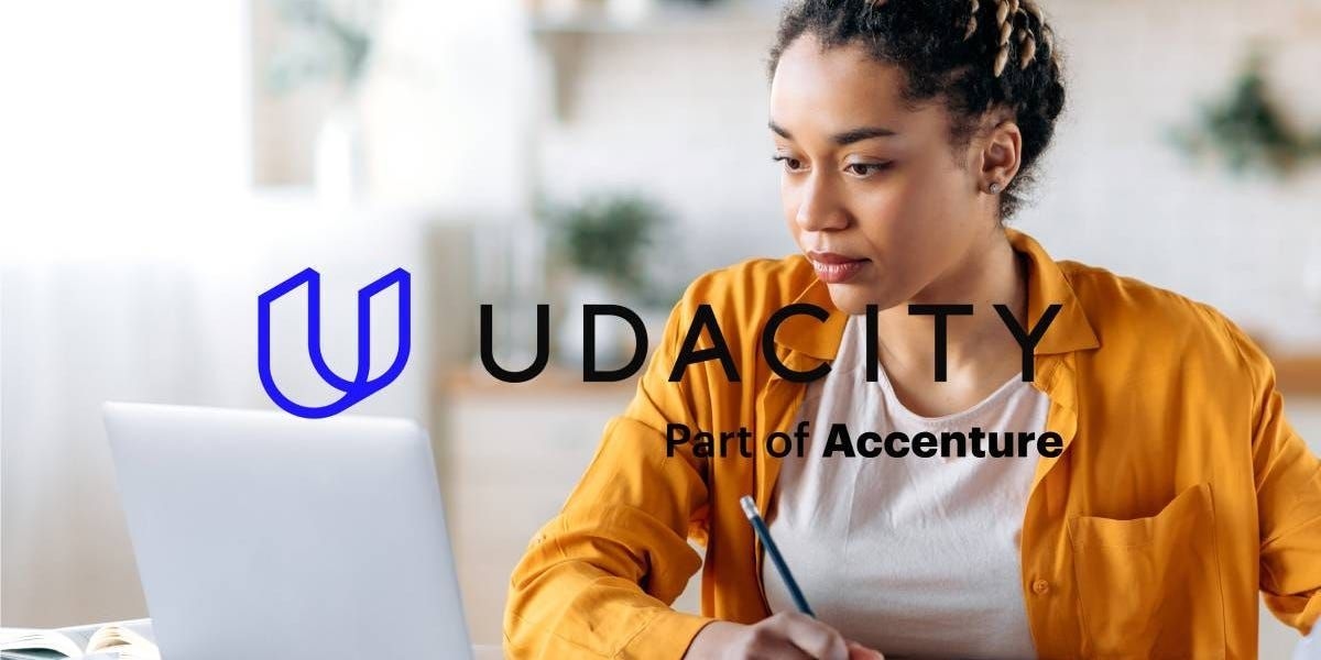 Mulher estuda e anota enquanto explora cursos online da Udacity. Reprodução: Kateryna Onyshchuk