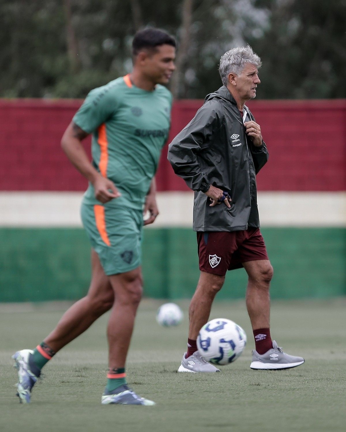 Treinador e ídolo tricolor retorna ao clube e reencontra zagueiro. Reprodução: Globo