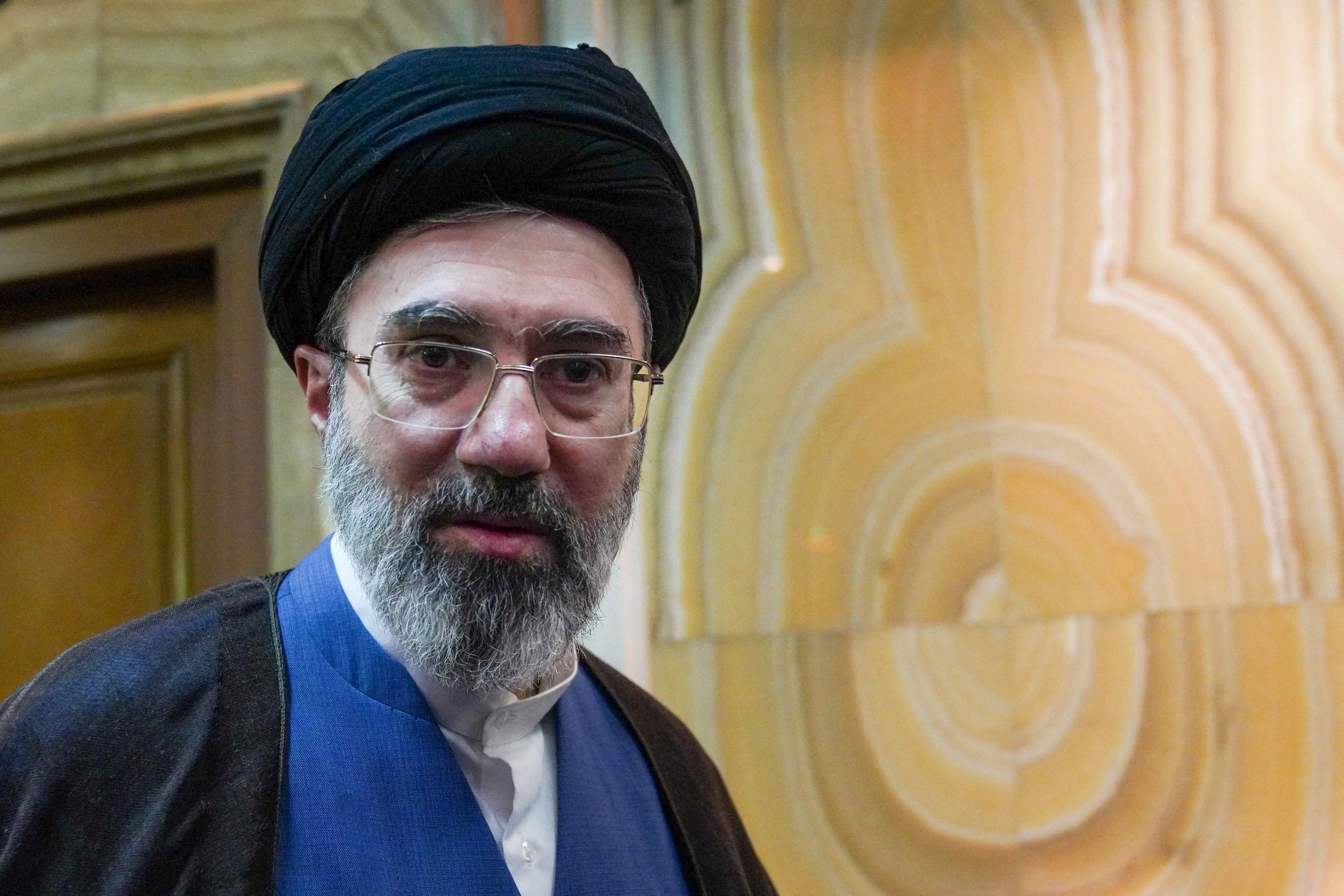 Novo líder supremo do Irã, Mojtaba Khamenei, com o rosto desfigurado, segundo agência.. Reprodução: G1