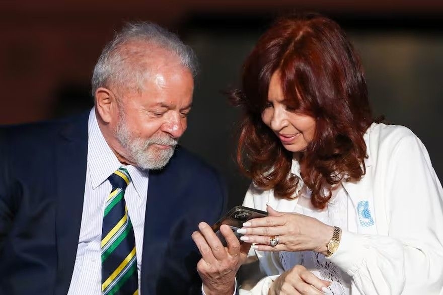 Lula da Silva se encontra com Cristina Kirchner, ex-presidente da Argentina, em visita autorizada pela Justiça. Reprodução: Globo