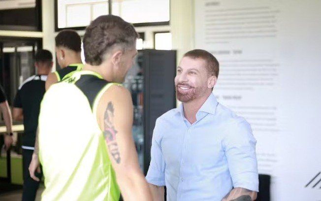 Pedrinho pede esclarecimentos a Vegetti sobre possível saída. Reprodução: Esporte