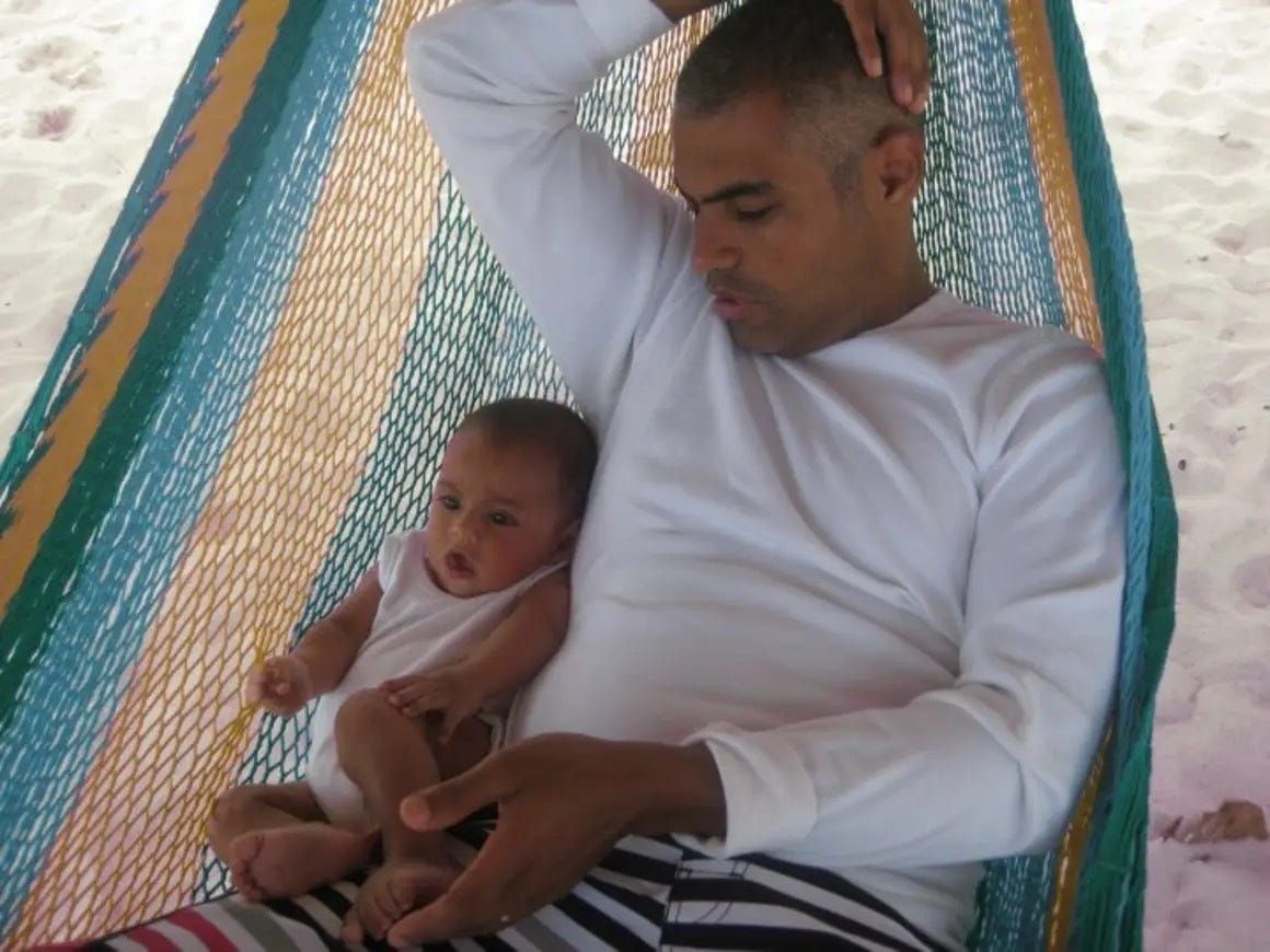 Mãe e filhos desfrutam de momentos à beira da praia em Playa del Carmen. Legenda da imagem. Reprodução: Business Insider