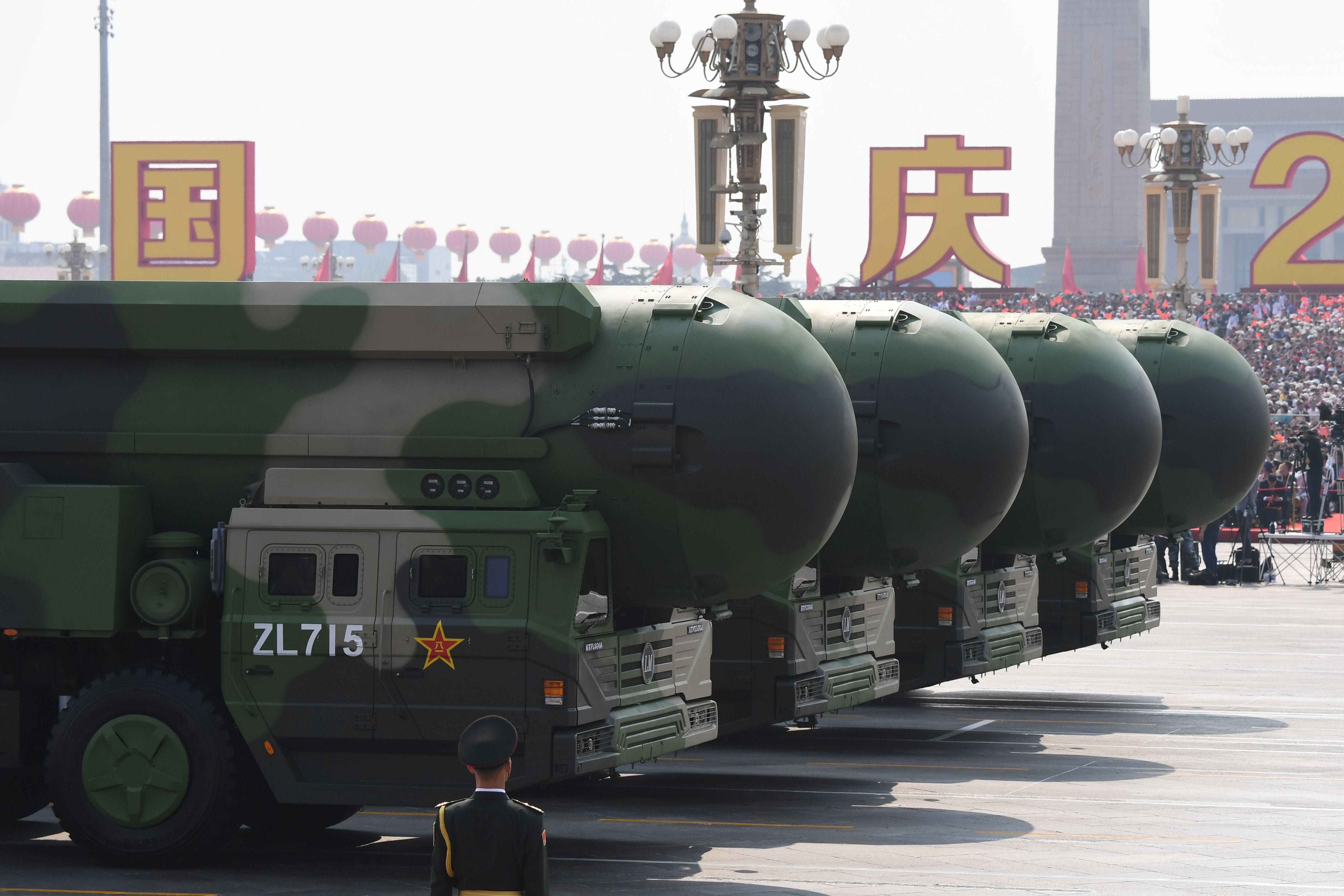 Mísseis nucleares Dongfeng-41 da China exibidos durante desfile militar na Praça da Paz Celestial. Reprodução: Business Insider