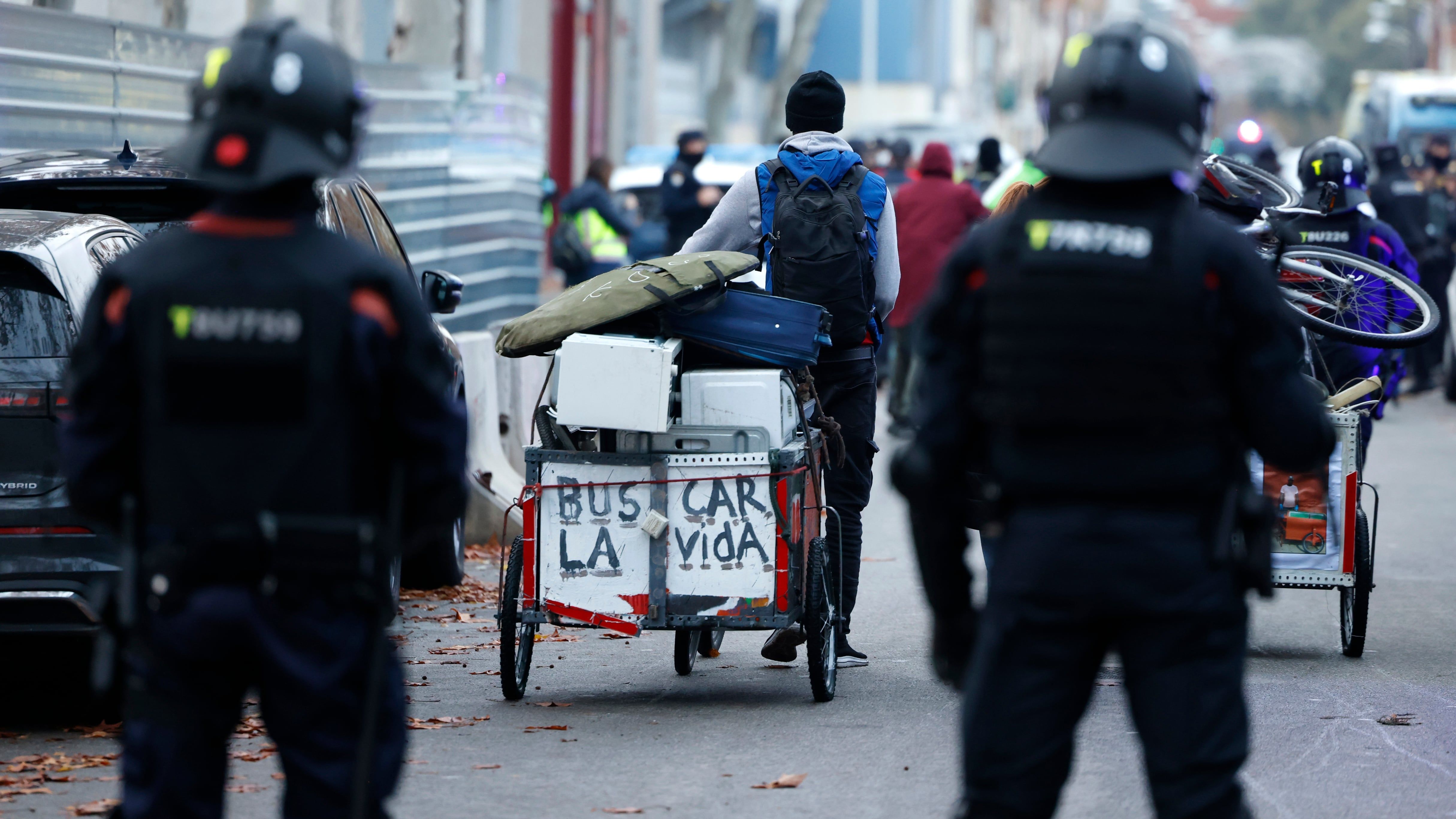 Entidades de Badalona criam dois espaços para acolher migrantes do B9.. Reprodução: Elpais