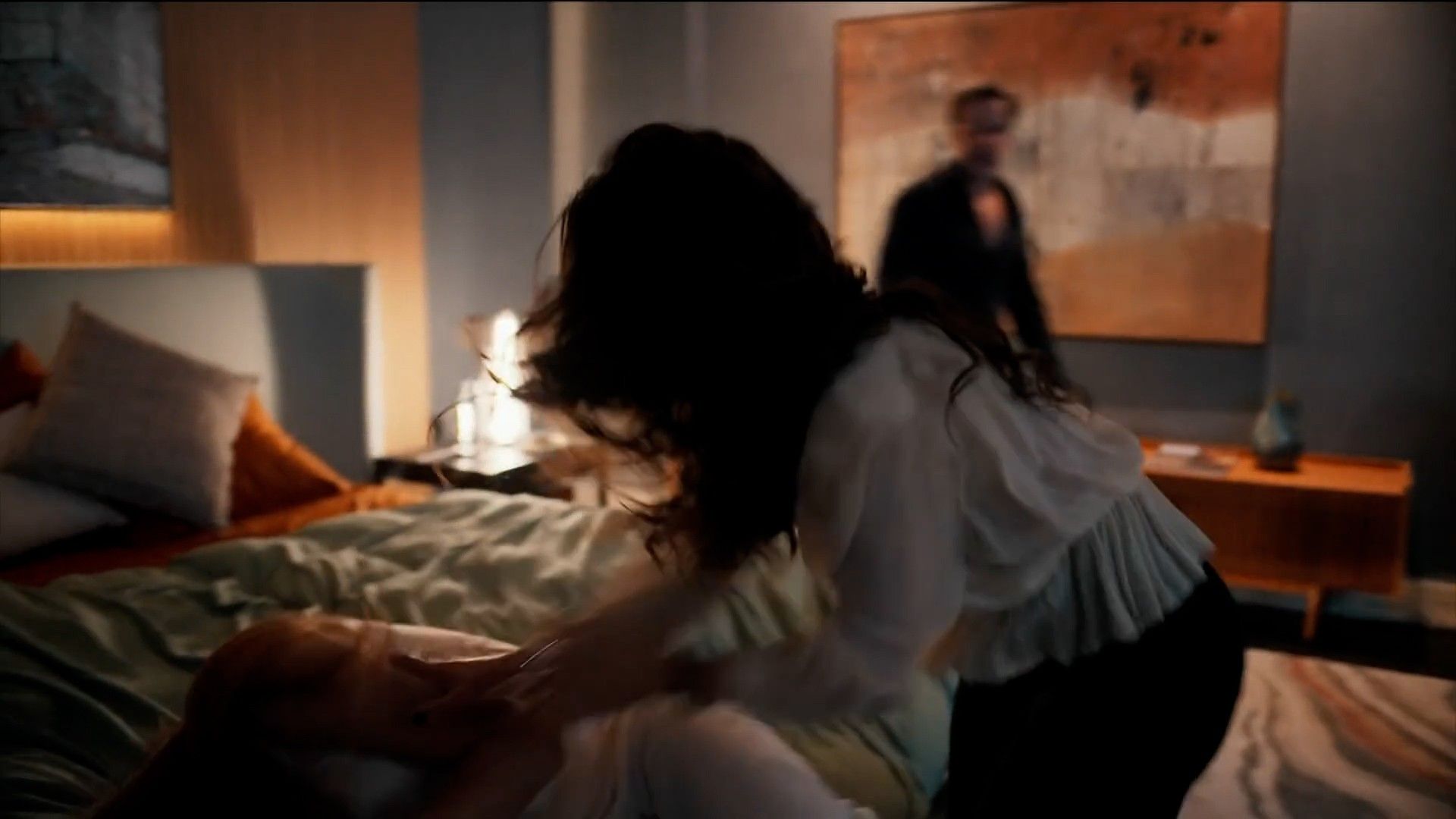 Zenilda agride Arminda e se tranca com amantes. Reprodução: Gshow