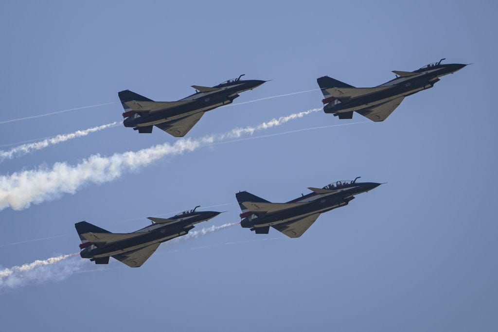 Jatos de combate J-10C da China em exibição, observados com atenção durante os conflitos entre Índia e Paquistão. Reprodução: Business Insider