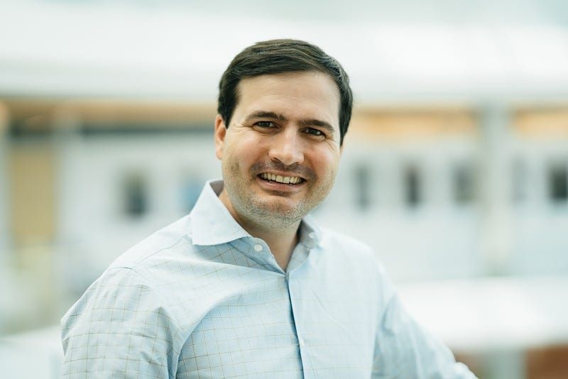 Jeremy Barnyak, consultor de negociação salarial, orienta profissionais sobre como pedir mais em ofertas de emprego. Legenda da imagem. Reprodução: Business Insider